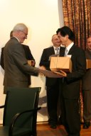 Professor Mutsumi Nishida receives the Artedi Lecturer Award